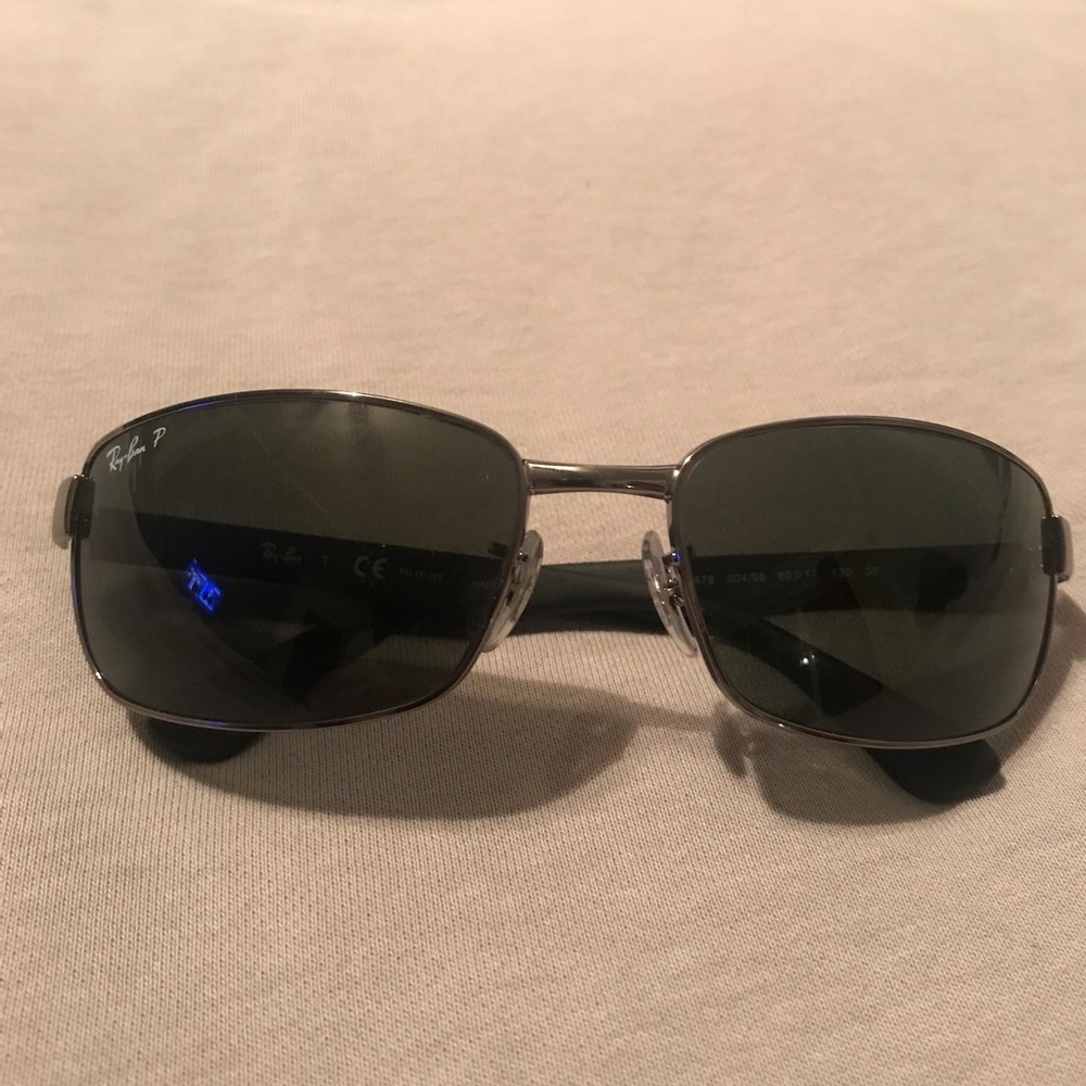 Ray ban glasses, in great condition with the original cage
